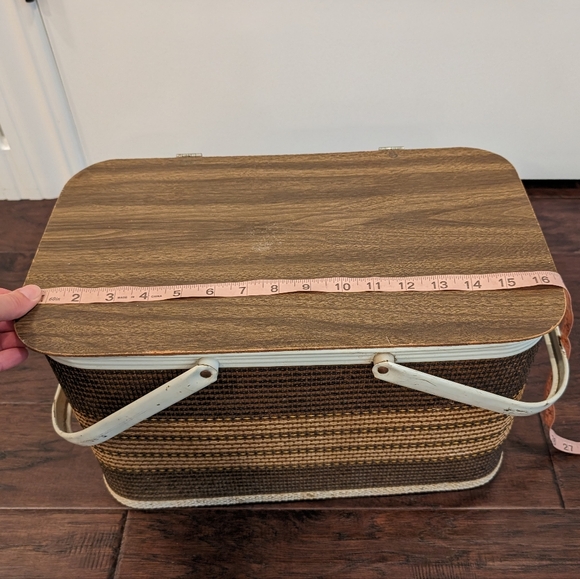 VINTAGE 60s Redmon picnic basket brown wood wicker with white folding handles - Picture 6 of 12